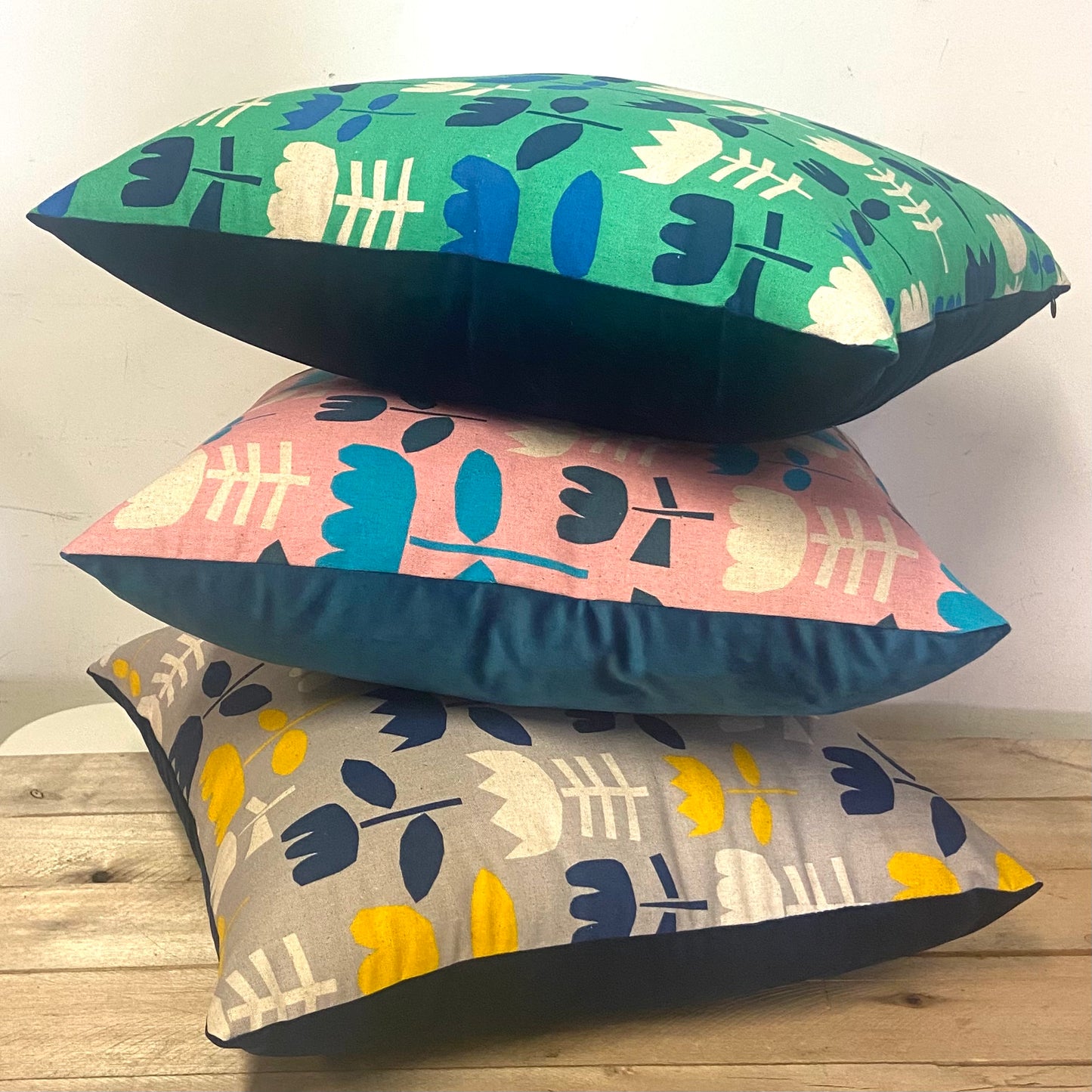 Cushion - RETRO LINEN TULIPS